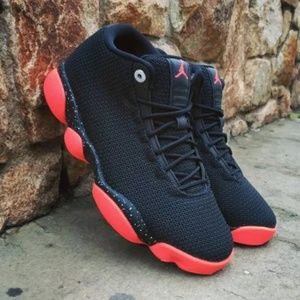 jordan horizon low black and red